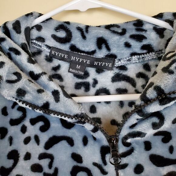 HYFVE Gray Cheetah Print Velour Cropped Sweatshirt Size medium In good conditi - Picture 2 of 7